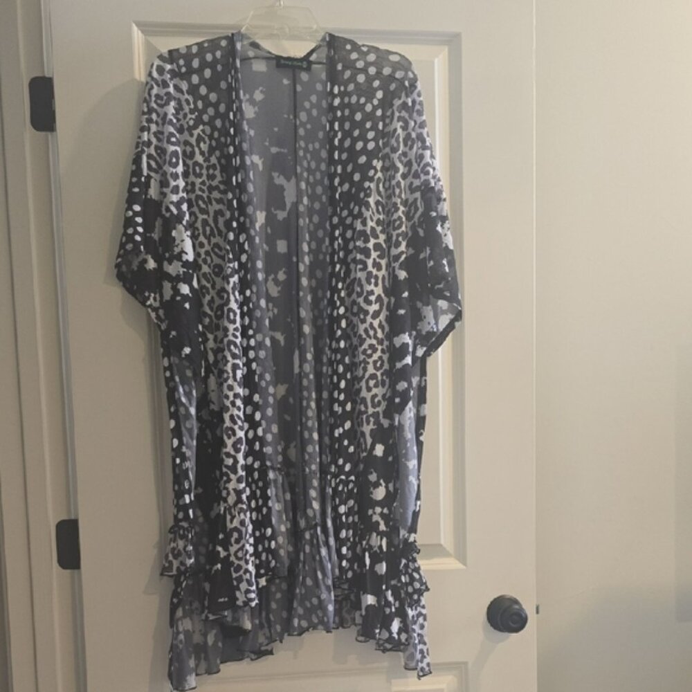 Stylish Black and White Leopard Print Women's Top